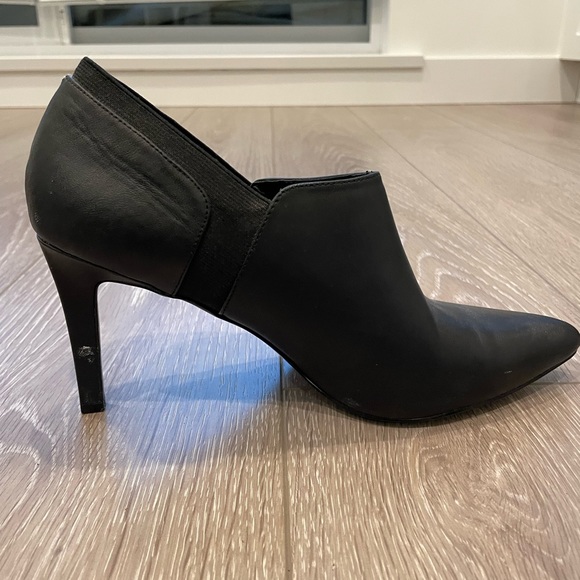 Size 8.5 Calvin Klein heeled ankle booties - Picture 6 of 8
